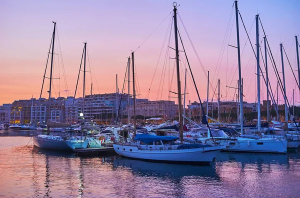 Linje Med Förtöjda Båtar Marinan Msida Med Utsikt Ljusa Twilight — Stockfoto