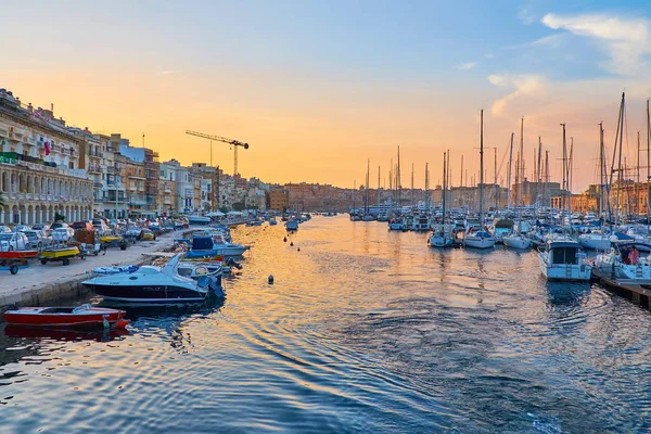 马耳他比尔古 2018年6月18日 日落是游览瓦莱塔大港的最佳时机 在6月18日的比尔古 在最后的阳光下观看中世纪的比尔古和森莱亚 — 图库照片