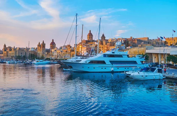 Luxury Yachts Port Birgu View Historic Edifices Churches Domes Background — Stock Photo, Image