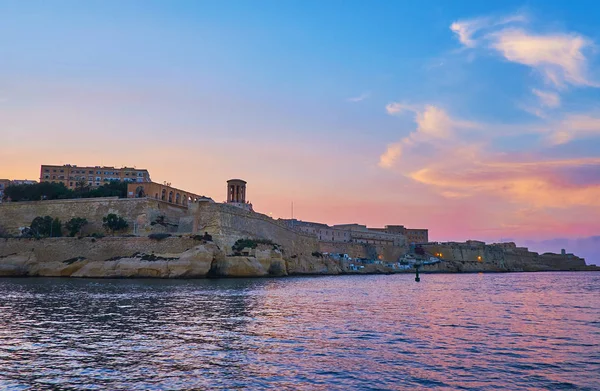 Romantisk Tur Valletta Grand Harbour Med Utsikt Bylandemerker Brennende Himmel – stockfoto