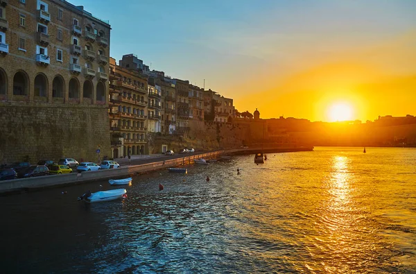 Cielo Del Atardecer Sobre Las Aguas Del Puerto Deportivo Vttoriosa —  Fotos de Stock