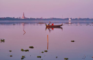 Kano ve Amarapura yeşil banka arka plan, Mandalay, Myanmar üzerinde yüzen yansıyan günbatımı gökyüzü açık yüzeyle Taungthaman Gölü.