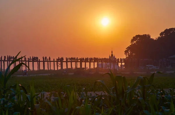 Sylwetka Zatłoczone Bein Most Shwe Modeptaw Pagoda Miedzi Zachód Słońca — Zdjęcie stockowe