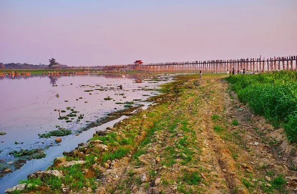 Příjemnou Večerní Procházku Taungthaman Jezera Výhledem Ohromující Teakwood Bein Bridge — Stock fotografie