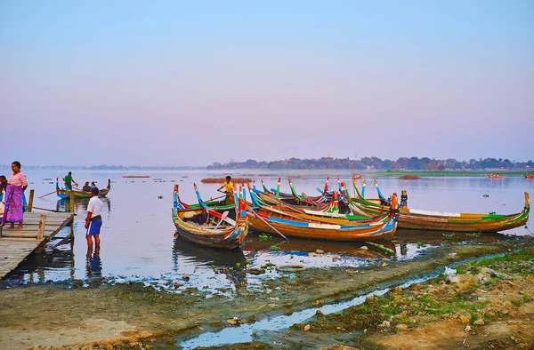 Amarapura Myanmar Februari 2018 Kano Kleine Haven Taungthaman Meer Aantrekken — Stockfoto