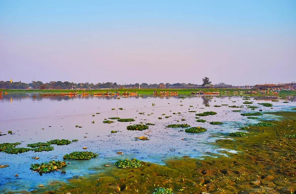 Tradiční Barmské Lodě Turisty Plovoucí Kolem Taungthaman Jezera Bein Bridge — Stock fotografie