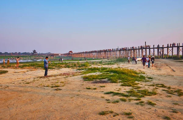 Mandalay Myanmar Februari 2018 Toeristen Wachten Zonsondergang Boven Historische Teakhout — Stockfoto