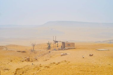 Küçük terk edilmiş adobe evi yıkıldı tente ile bir kenara Sahara Çölü'Giza Piramidi karmaşık, Mısır duruyor.