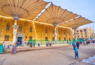 Cairo, Mısır - 20 Aralık 2017: büyük şemsiye Al-hüseyin Camii, eski bir girişinde monte Kahire, 20 Aralık Kahire.