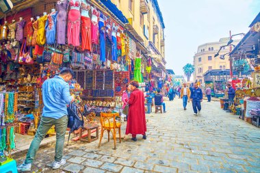Cairo, Mısır - 20 Aralık 2017: Han El-halili ın Bazaarı şeyler sınırsız sunar ve 20 Aralık Kahire'de egzotik mallar, seven shopaholics için bir cennettir.