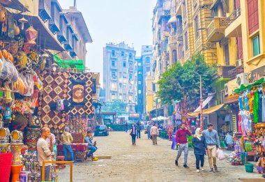 Cairo, Mısır - 20 Aralık 2017: Han El-halili Souq tüm çeyrek için gergin ve tarihi şehir nerede saat 20 Aralık Kahire'de yürüyebilir, önemli bir kısmını kaplar.