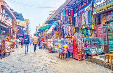 Cairo, Mısır - 20 Aralık 2017: Giysi, Ev mobilya ve takı tezgahları komşular 20 Aralık Kahire'de Han El-halili Souq birlikte farklı türde çeşitli.
