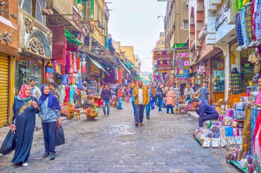 Cairo, Mısır - 20 Aralık 2017: Han El-halili pazarında çok sayıda alışveriş caddelerinden biri 20 Aralık Kahire'de alışveriş iki Arap kadınları olun.