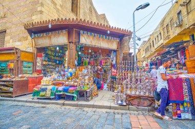 Cairo, Mısır - 20 Aralık 2017: Shisha durak parlak gümüş, çok renkli shishas ve onlar için kullanışlı aksesuar 20 Aralık Kahire'de Han El-halili Market.