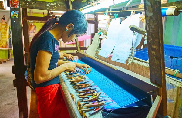 미얀마 2018 사용자 설명서 Handloom에 매달려 Longyi 치마를 — 스톡 사진