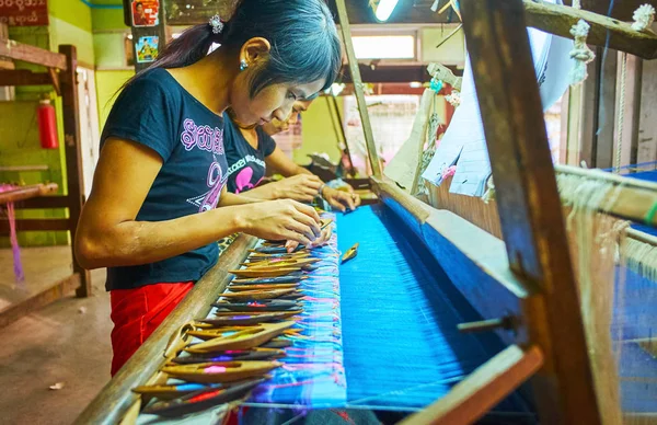 워크숍의 노동자 스레드에 Handloom에 앉아의 패턴을 만들만 미얀마 2018 — 스톡 사진