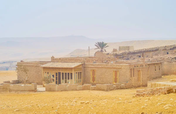 Abandoned Adobe Building Broken Windows Bolted Shutters Sahara Desert Egypt — Stock Photo, Image