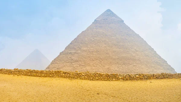 冬は温度が快適でクールなため 複雑なギザの Crowdless エジプトのピラミッドを訪問する最も快適な季節です — ストック写真