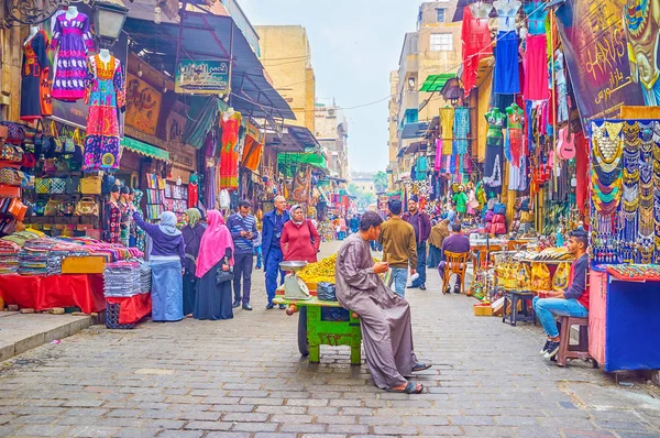 Cairo, Mısır - 20 Aralık 2017: Genç tüccar mandalina ve physalis Pazar sokağın ortasında küçük sepeti üzerinden 20 Aralık Kahire'de satıyor.