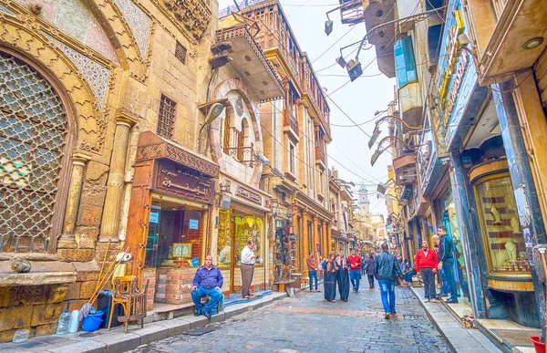 Cairo, Mısır - 20 Aralık 2017: İslam Kahire en güzel yapıların tarihi goldsmith Han El-halili pazarında bulunan ve 20 Aralık Kahire'de mücevher mağazaları tarafından işgal.