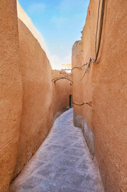 Eski Yazd - Iran, dünyanın en eski kentlerinden biri dar adobe backstreet boyunca yürümek.
