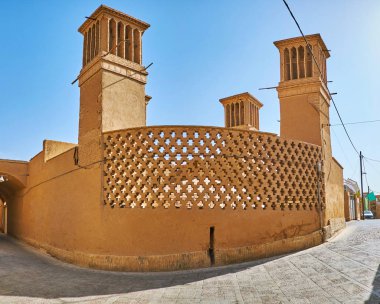 Birçok windcatchers (badgirs) ile bina adobe bağların - evaporatif soğutucu, Yezd, Iran tarihi kent bölgesinde yer alan buz odası olarak da adlandırılan antik Pers türü olduğunu.