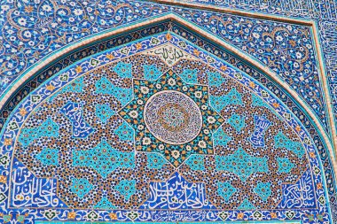 Jameh Camii Portal zengin döşenmiş dekorasyon ayrıntıları, mavi gama yıldız, çiçek ve geometrik desenler islam hat, Yezd, Iran ile komşu.