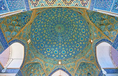 Yazd, Iran - 18 Ekim 2017: Tarihi Jameh Camii süslü İslam desen ve 18 Ekim Yazd içinde karmaşık tuğla ile çarpıcı kubbe.