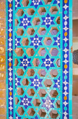 İnce tuğla ve yıldız çini desenleri altıgen delikleri ile füzyon güzel Farsça ekran Jameh Camii, Yezd, Iran duvarında oluşturur..