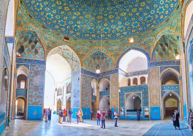 Yazd, Iran - 18 Ekim 2017: Panorama, dua salonu, Jameh Camii manzaralı yıldız kubbe, mukarnas kemerler ile 18 Ekim Yazd içinde zengin İslami fayans, desenlerle kaplı duvarlar, çok sayıda niş.