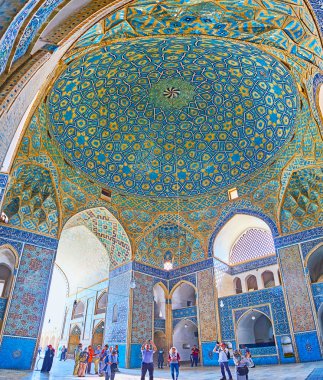 Yazd, Iran - 18 Ekim 2017: Turist üzerinde 18 Ekim Yazd içinde tarihi Jameh Camii, benzersiz tilework ve ince tuğla, ünlü başyapıt iç zevk.