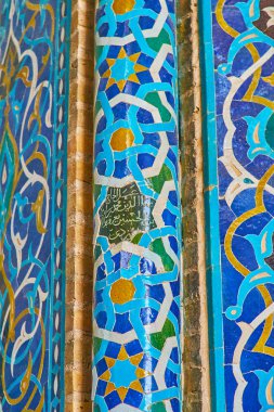 Yezd, Iran - 18 Ekim 2017: Jameh caminin mihrap ince sütun fayans ve karmaşık hat üzerinde 18 Ekim Yazd içinde orta sekizgen Star iyi İslam desenleri ile yakın çekim.