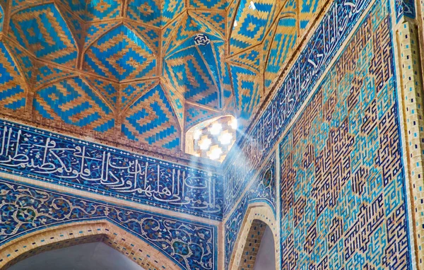 Yazd Irán Octubre 2017 Pequeña Pantalla Persa Rodeada Ricos Patrones — Foto de Stock