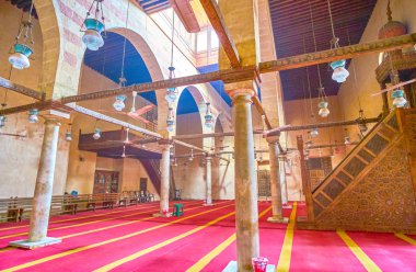 Cairo, Mısır - 20 Aralık 2017: Şeyh Ali Al-Mutahhari Camii Ortaçağ iç kemerli colonnade, ahşap oyma sanatı seven ve çok sayıda asılı yağ lambaları, 20 Aralık Kahire'de dekore edilmiş.