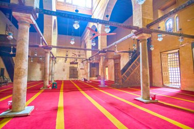 Cairo, Mısır - 20 Aralık 2017: Ortaçağ mescit Sabil Kuttab 20 Aralık Kahire'de Şeyh Ali Al-Mutahhari kompleks içinde mütevazı iç.