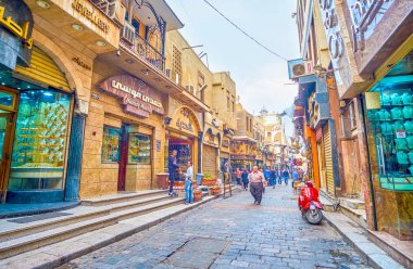 Cairo, Mısır - 20 Aralık 2017: Ünlü kuyumcu Mahallesi Han El-halili Souq mücevher dükkanları, 20 Aralık Kahire'de parlak vitrinler ile.