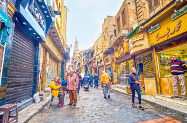 Cairo, Mısır - 20 Aralık 2017: Etkinlik, kuyumcu bölge, Han El-halili Souq girişinde stand ve dükkanlar, istemcilere 20 Aralık Kahire'de davet tüccarlar ile.