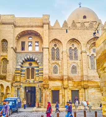 Cairo, Mısır - 20 Aralık 2017: Kalavun güzel Arapça oymalar ve desenleri ile karmaşık Kahire'nin merkezinde bulunan ve her zaman güvenli ve atlı polis tarafından 20 Aralık Kahire'de devriye.