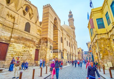 Cairo, Mısır - 20 Aralık 2017: Görkemli Mescidi Elzaher Barqooq oyma minare ve 20 Aralık Kahire el-muizz sokakta büyük Iwan.