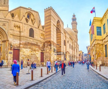 Cairo, Mısır - 20 Aralık 2017: Al-Muizz Caddesi'ndeki tarihi yapıların mevcut gün 20 Aralık Kahire'de yaşayan Kahire, Ortaçağ İslam mimarisinin simgesi vardır.