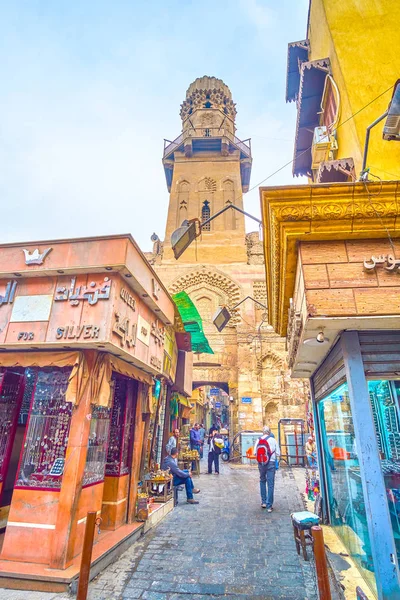 サリーフ Najm アルディン Ayyub のマドラサの中世の塔が 日カイロでカーン カリリ バザールの宝石店の下に隠れているカイロ エジプト 2017 — ストック写真