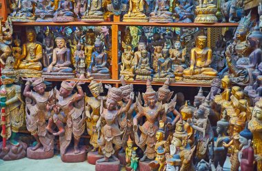 Mandalay, Myanmar - 21 Şubat 2018: Shwe-GUI-do çeyrek mağazaları bazı Hatıra Eşyası ve hediyeler, günü 21 Şubat Mandalay seçin ve geleneksel sanat zevk için güzel bir yer vardır.