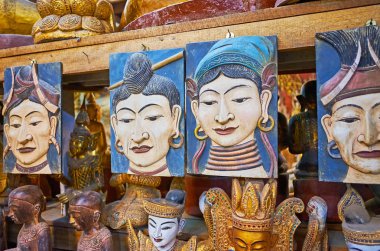 NAT'lar (ruh Tanrılar) kabartma portreleri mağaza-atölye Shwe-GUI-do üç aylık dönem, Mandalay, Myanmar.