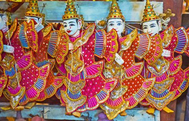 Güzel Budist dize kuklaları NAT'lar (ruh Tanrılar) atölye-Shwe mağaza-GUI-do Mahallesi, Mandalay, Myanmar.