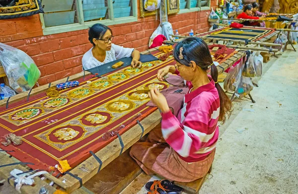Mandalaj Myanmar Lutego 2018 Rzemieślników Wyszyć Duży Gobelin Tradycyjnymi Wzorami — Zdjęcie stockowe
