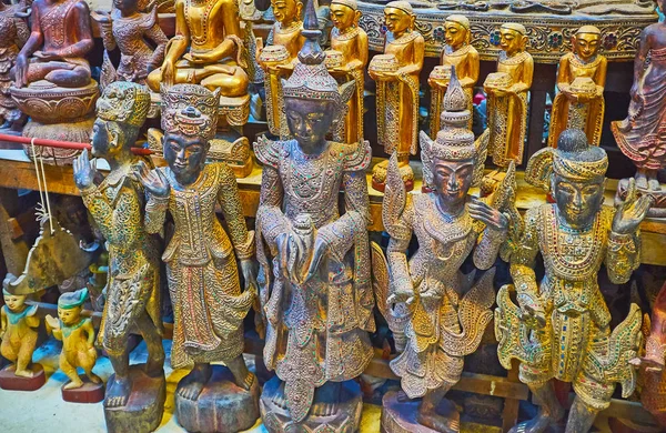 Nat 神の精神 と和尚僧侶の彫刻が飾られて石とガラスの象眼細工 シュエ Gui は四半期 マンダレー ミャンマー — ストック写真