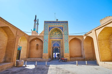 Yazd, Iran - 18 Ekim 2017: Zengin bir şekilde dekore edilmiş yan giriş portal Jameh Camii ile parlak mavi döşenmiş desen ve üzerinde 18 Ekim Yazd içinde ve etrafında tuğla Galeri.