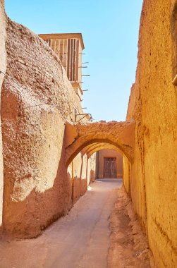 Geleneksel desrt mimarisi uzun boş duvarlar, kuche geçitler ve windcatchers (badgirs), Yezd, Iran ile bir görünüm ile Ortaçağ adobe şehirdeki tembel yürüyüş.