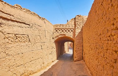 Adobe kasaba Yazd en eski, iyi korunmuş biridir ve hala dünyada işleyen, geleneksel mimarisi ve kaotik düzen, Iran tarihi sokaklar sahiptir.