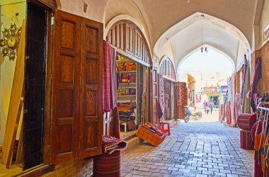 Yazd, Iran - 18 Ekim 2017: Chahar Souk ın Bazaarı tezgahları 18 Ekim Yazd içinde çöl el sanatları parçaları, geniş yelpazesi sunuyoruz.